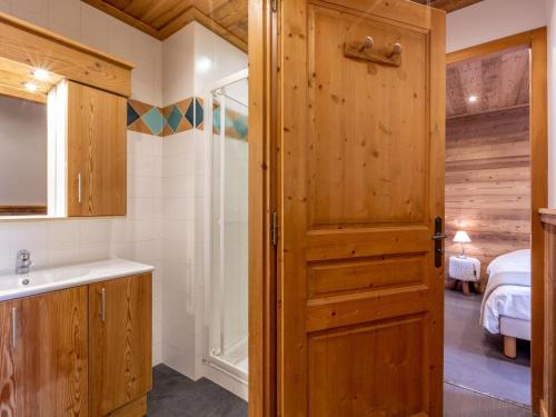 une salle de bain avec une porte menant à une chambre dans l'établissement Appartement 3 chambres au centre, proche des remontées mécaniques, avec parking et Wi-Fi - FR-1-437-3, à La Clusaz