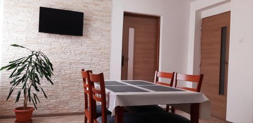 Televisyen dan/atau pusat hiburan di Apartmány Lúčky 30