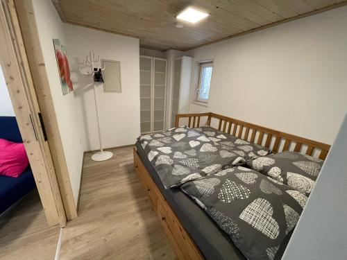 1 dormitorio con 1 cama en una habitación pequeña en Lichtmannegger GmbH und Co KG en Ramsau