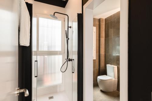 a bathroom with a shower and a toilet at Indulge en Sevilla Zaragoza in Seville