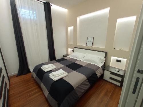 トラーニにあるSuites Elifaniのベッドルーム1室(ベッド1台、タオル2枚付)