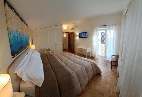 1 dormitorio con 1 cama grande en una habitación en Casa Vacanze Villa Eolo, en Agrigento