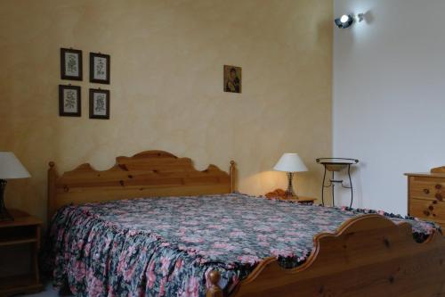una camera con un letto e due lampade e due tavoli di Villetta Parisi a Mazara del Vallo