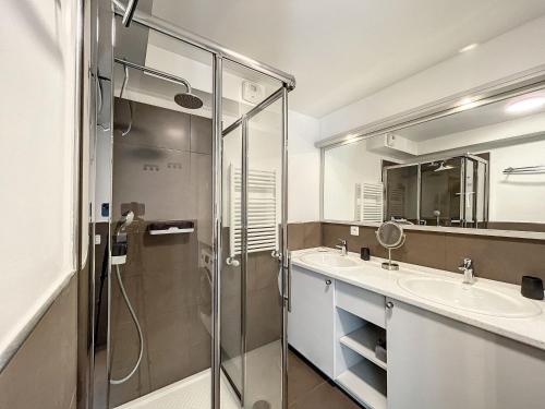 Ένα μπάνιο στο Appartement rénové à Chamonix, balcon, parking - FR-1-507-37