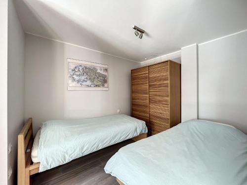 Ένα ή περισσότερα κρεβάτια σε δωμάτιο στο Appartement rénové à Chamonix, balcon, parking - FR-1-507-37