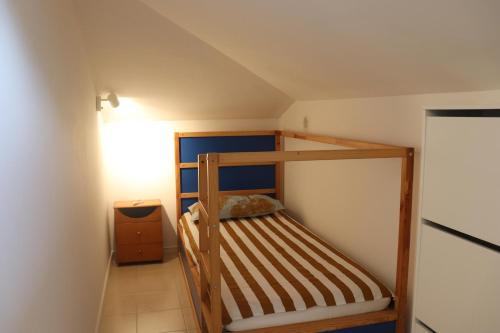 Dormitorio pequeño con litera en una habitación en Casa Vacanze "La Mansardina", en Ortona