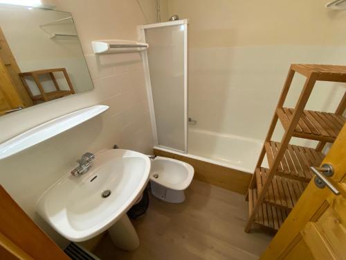 une salle de bain avec un lavabo, des toilettes et un miroir dans l'établissement Charmant 2 pièces avec balcon - Multi Pass 3€/jour/personne - FR-1-692-36, à La Chapelle-dʼAbondance