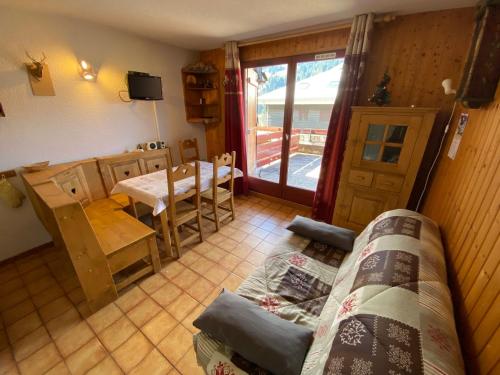 un salon avec un canapé et une table dans l'établissement Appartement avec Terrasse, Balcon Sud et Garage à La Chapelle-d'Abondance - FR-1-692-59, à La Chapelle-dʼAbondance