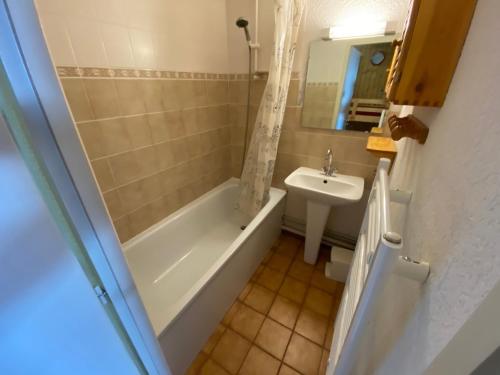 une salle de bain avec une baignoire et un lavabo dans l'établissement Appartement avec Terrasse, Balcon Sud et Garage à La Chapelle-d'Abondance - FR-1-692-59, à La Chapelle-dʼAbondance