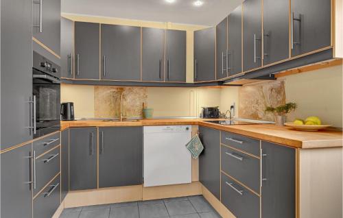 Een keuken of kitchenette bij 1 Bedroom Stunning Apartment In Glesborg