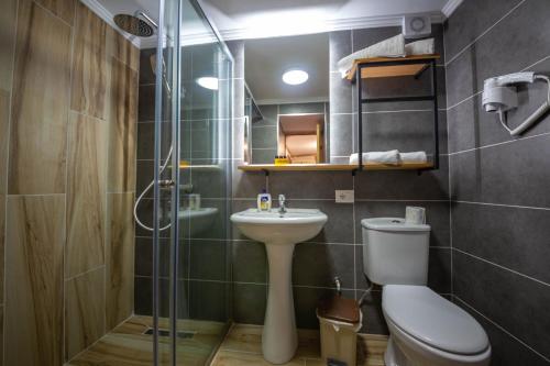 y baño con aseo, lavabo y ducha. en Bed and Breakfast Kotoni, en Gjirokastra