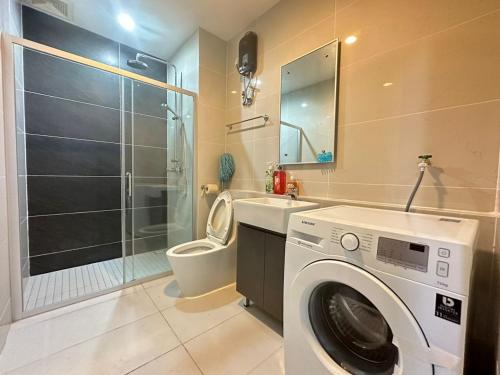 een badkamer met wasmachine en toilet bij Danga Bay 4pax Highest floor Nice View in Johor Bahru