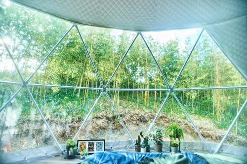 a tent with a view of a forest at 隠れ家リゾート/アウトドアステイホテル/HERMiT ichinomiya【ハーミットいちのみや】 in Ichinomiya