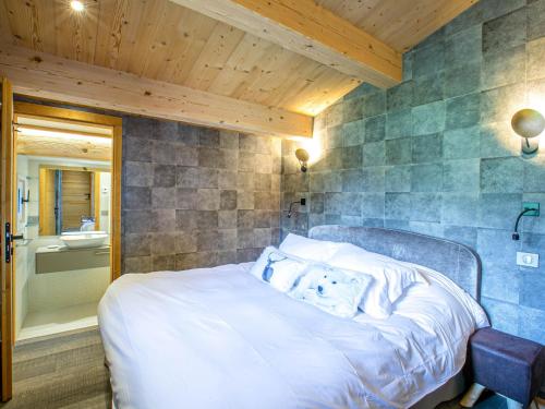 une chambre avec un lit et une salle de bain avec un lavabo dans l'établissement Chalet 4**** La Clusaz: sur les pistes, 10 pers, terrasse, garage, Wifi, linge inclus - FR-1-437-80, à La Clusaz