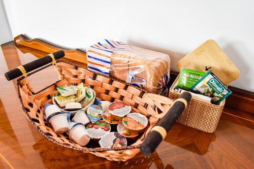 um cesto cheio de comida em cima de uma mesa em Galatia's House em Kouklia