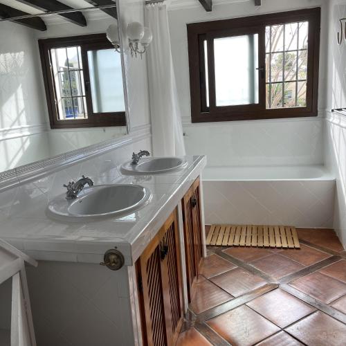 a bathroom with two sinks and a bath tub at Terra Aloé in Torremolinos