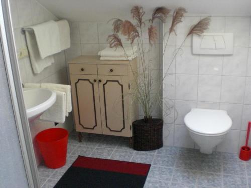 ห้องน้ำของ Haus Angelika - Ferienwohnung Wörthersee