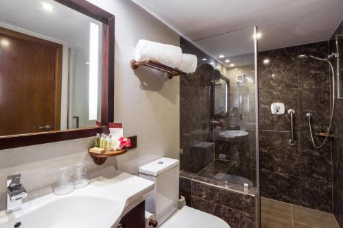 y baño con ducha, aseo y lavamanos. en Spice Tree by Turaco en Zanzíbar
