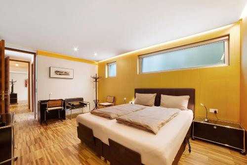 Un dormitorio con una cama grande con una ventana grande. en Villa Alvarium 2, en Scena