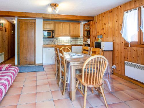 une cuisine et une salle à manger avec une table et des chaises dans l'établissement Charmant 3 pièces centre La Clusaz, 300m des pistes, balcon Sud, 6 pers, parking et ski à proximité - FR-1-437-84, à La Clusaz