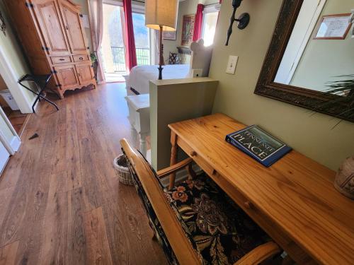 Zimmer mit einem Holztisch und einem Spiegel in der Unterkunft Williams Island Room at Tennessee RiverPlace in Chattanooga