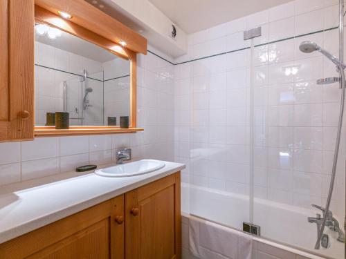 une salle de bain avec un lavabo et une douche dans l'établissement Appartement cosy, 2 chambres avec terrasse, proche pistes de ski, WIFI - La Clusaz - FR-1-437-86, à La Clusaz