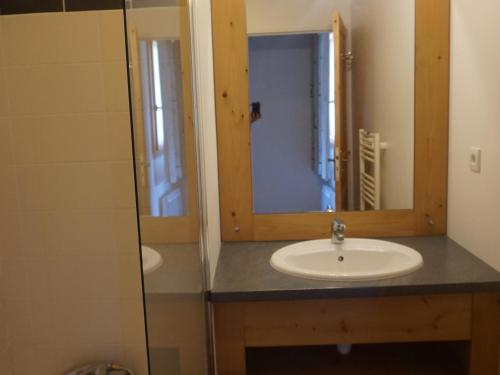 une salle de bain avec un lavabo et un miroir dans l'établissement Appartement 3 Pièces avec Piscine, Parking et Wi-Fi à Orcières Merlette - FR-1-636-28, à Orcières