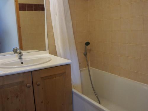 une salle de bain avec un lavabo, une baignoire et une douche dans l'établissement Appartement 6 pers avec balcon, WIFI, animaux et parking - FR-1-636-55, à Orcières