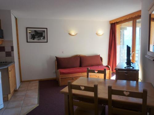 un salon avec un canapé et une table dans l'établissement Appartement cosy 2 pièces, 4 pers, balcon, parking, WIFI, Orcières Merlette - FR-1-636-140, à Orcières