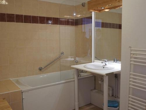 une salle de bain avec un lavabo et une baignoire et un lavabo dans l'établissement Appartement cosy 2 pièces, 4 pers, balcon, parking, WIFI, Orcières Merlette - FR-1-636-140, à Orcières