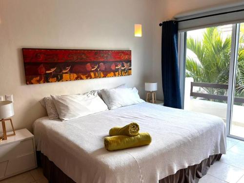 una camera da letto con un grande letto con una grande finestra di Playakaan21 by Utopia a Playa del Carmen