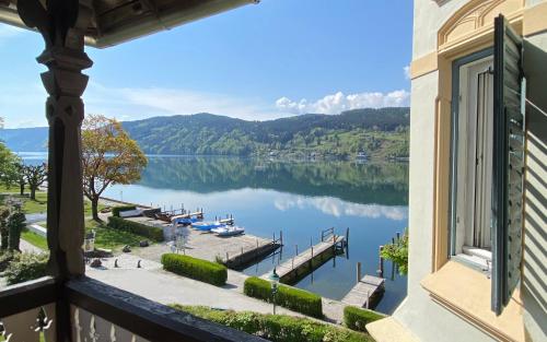 Blick auf einen See aus dem Fenster in der Unterkunft Villa Streintz in Millstatt