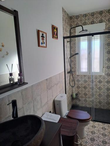 a bathroom with a black sink and a toilet at Casa El Frenazo in Garciotum