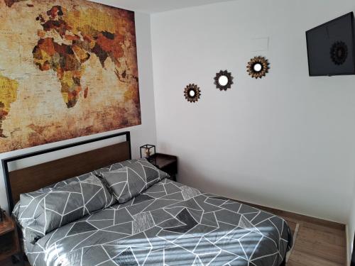 ein Schlafzimmer mit einem Bett mit einer Karte an der Wand in der Unterkunft Casa El Frenazo 