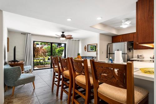 a kitchen and dining room with a table and chairs at Casa De Emdeko 104 in Kailua-Kona