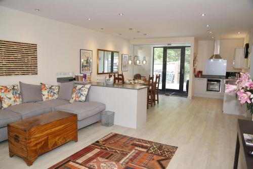 een woonkamer en een keuken met een bank en een tafel bij The Mill B&B in Thetford