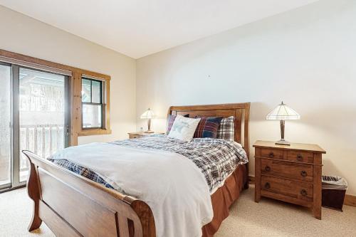 1 dormitorio con 1 cama, vestidor y ventana en Vermont Mountain Chalet, en Stratton