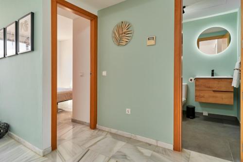 pasillo con puerta y espejo en 2-bedroom apartment with seaview, en Nerja