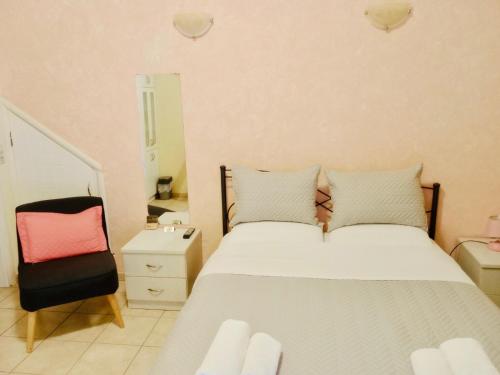 a bedroom with a bed and a chair at Filoxenia in Choudetsi