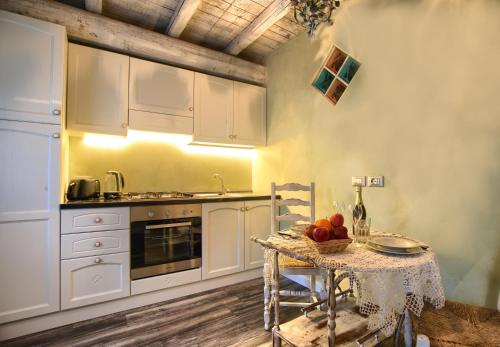 Kuchyň nebo kuchyňský kout v ubytování Casa Sale con AC e wifi in borgo ligure