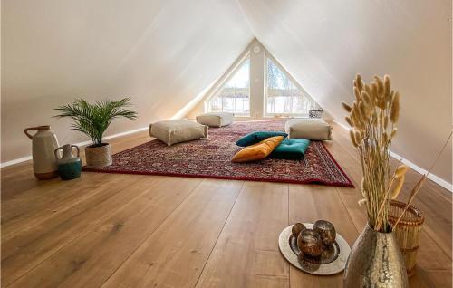 伊斯拉韋德的住宿－2 Bedroom Amazing Home In Gislaved，客厅设有大窗户和地毯。