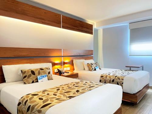 - une chambre d'hôtel avec 2 lits dans l'établissement Sleep Inn Mexicali, à Mexicali