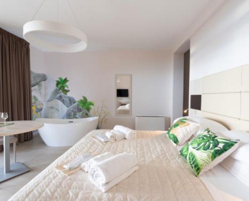 1 dormitorio con 1 cama grande y bañera en Lo Scoiattolo, en Lisciano Niccone