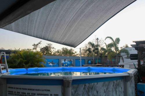 una gran piscina con una gran piscina azul en Brisas de Isabela Cozy Glamper 1, en Isabela