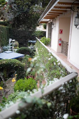 a house with a garden with a table and a bench at Mansion Alcazar in Cuenca