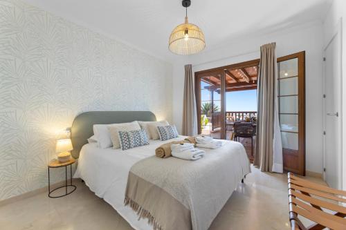 - une chambre avec un lit et des serviettes dans l'établissement Lanzarote Villa Ascanio, à Playa Blanca