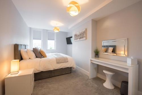 una camera con letto e scrivania di S/KING BED ONE BEDROOM FLAT a Brentwood