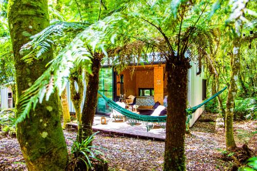 a hammock in front of a house in the forest at Cabana na Serra Gaúcha - Refúgio de São Chico in São Francisco de Paula