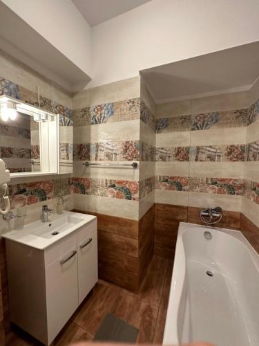 La salle de bains est pourvue d'une baignoire et d'un lavabo. dans l'établissement 97 RENT House, à Bucarest