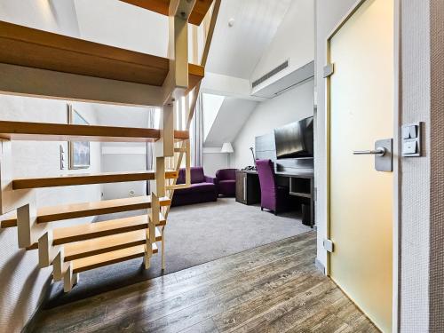 Zimmer mit einer Treppe und einem Wohnzimmer in der Unterkunft Valemi Stay - Selfservice in Düsseldorf
